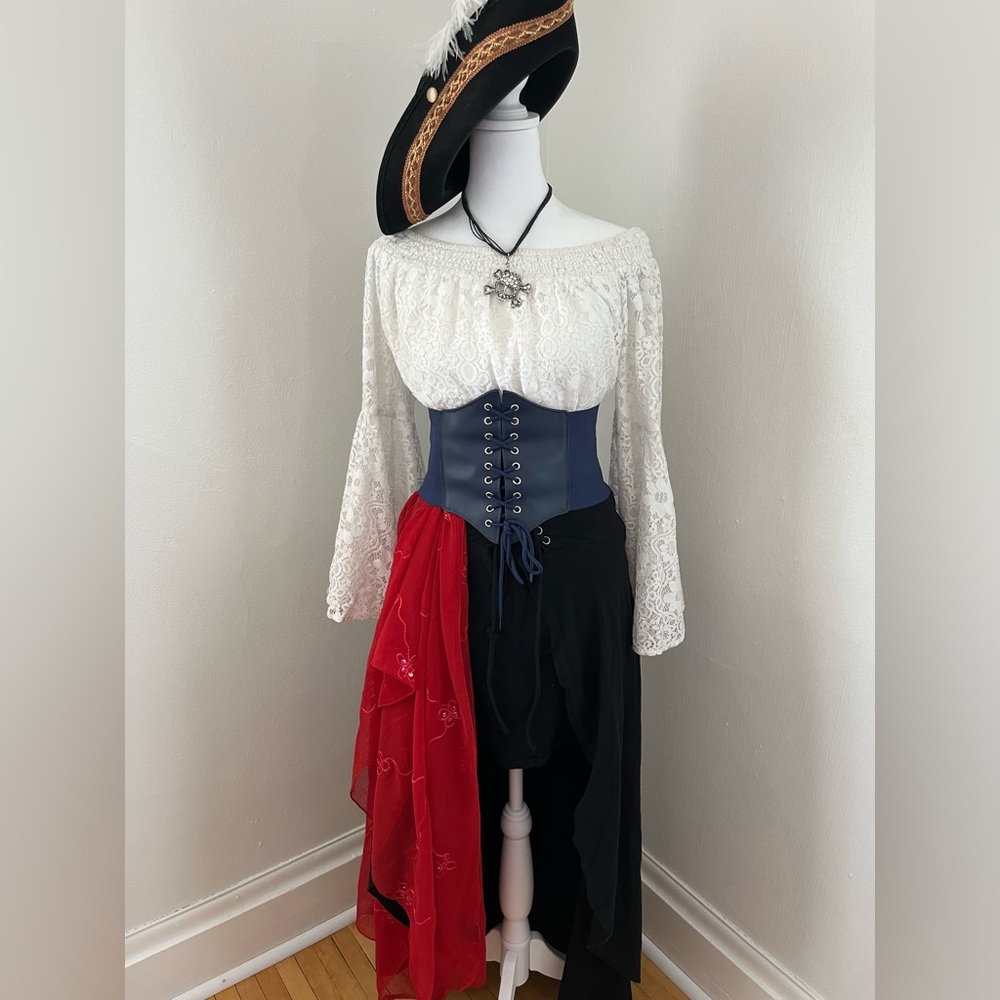 PIRATE/ SNOW WHITE inspired RENFEST
Costume bundle Women size SM